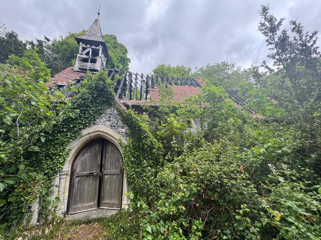Lot: 178 - FIRE DAMAGED PERIOD LISTED CHURCH - Fire damaged building photo 1